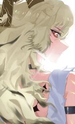  1girl absurdres arm_support black_choker black_horns blonde_hair choker commentary curled_horns from_behind highres horns long_hair looking_at_viewer parted_lips portrait profile red_eyes scar simple_background solo tacet_mark_(wuthering_waves) white_background wuthering_waves yonyanyon zani_(wuthering_waves) 
