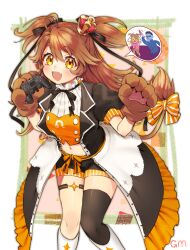  1girl ahoge animal_hands black_shorts black_thighhighs blush boots bow bowtie breasts brown_hair chibi coat controller crop_top crown dead_by_daylight fang feet_out_of_frame gloves highres holding holding_controller idenshi_hina lion_tail long_hair looking_at_viewer michael_myers mini_crown navel open_clothes open_coat open_mouth paw_gloves playstation_controller puffy_short_sleeves puffy_sleeves re:act shirt shishigami_leona short_shorts short_sleeves shorts signature single_thighhigh small_breasts smile solo speech_bubble tail tail_bow tail_ornament thigh_strap thighhighs two_side_up virtual_youtuber white_boots yellow_eyes 
