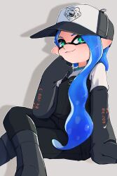 1girl baseball_cap black_boots black_gloves blue_hair boots closed_mouth commentary_request crossed_legs elbow_gloves gloves green_eyes hat highres inkling inkling_girl inkling_player_character long_hair looking_at_viewer nintendo pointy_ears print_hat rubber_gloves salmon_run_(splatoon) sitting smile solo splatoon_(series) splatoon_3 tentacle_hair wavy_hair white_background yake_zake 