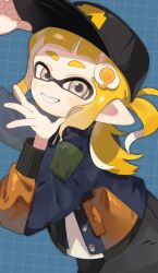  1girl baseball_cap black_hat blonde_hair blue_background commentary_request grey_eyes grid_background hat highres inkling inkling_girl inkling_player_character jacket long_hair looking_at_viewer nintendo pointy_ears print_hat sabata_saba sidelocks smile solo splatoon_(series) splatoon_3 teeth tentacle_hair 