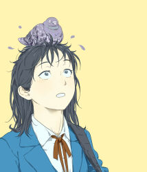  1girl :o animal animal_on_head bird bird_on_head black_hair blazer blue_jacket brown_ribbon closed_eyes collared_shirt commentary_request futsuu_no_keion-bu glub000 grey_eyes guitar_strap hatono_chihiro highres jacket kanji_connection korean_commentary lapels looking_up medium_hair messy_hair name_connection neck_ribbon object_namesake on_head ribbon school_uniform shirt simple_background solo surprised upper_body white_shirt yellow_background 