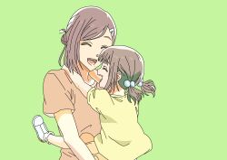  2girls brown_hair green_background mother_and_daughter multiple_girls sakamoto_aoi_(sakamoto_days) sakamoto_days sakamoto_hana 