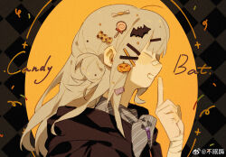  1girl alternate_costume argyle_background bandaged_wrist bandages bandaid bandaid_on_face bandaid_on_nose bat_hair_ornament black_background black_robe blunt_bangs bow bumian_mei candy candy_hair_ornament chinese_commentary circle closed_eyes commentary_request confetti english_text finger_to_mouth food food-themed_hair_ornament from_side grey_hair grey_neckerchief grin hair_bun hair_ornament hairclip halloween halloween_costume happy highres hood hood_down hooded_robe jack-o&#039;-lantern jack-o&#039;-lantern_hair_ornament light_blush lollipop long_hair long_sleeves neckerchief red_bow reverse:1999 robe single_side_bun smile solo striped_neckerchief swirl_lollipop upper_body vertin_(reverse:1999) watermark weibo_watermark x_hair_ornament 