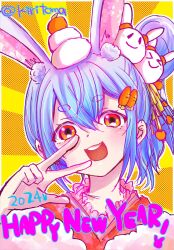  &gt;_&lt; 1girl 2024 :d animal_ear_fluff animal_ears blue_hair blush_stickers closed_eyes closed_mouth commentary_request food food_on_head hair_between_eyes hair_bun hand_up happy_new_year highres hololive japanese_clothes kagami_mochi kimono kiritoma looking_at_viewer new_year object_on_head open_mouth pekomon_(usada_pekora) rabbit_ears red_eyes red_kimono single_side_bun smile sunburst sunburst_background twitter_username upper_body usada_pekora virtual_youtuber w |_| 