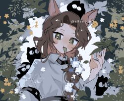 1girl animal_ears carbuncle_(reverse:1999) creature creature_on_head deer_ears deer_girl ear_tag flower green_eyes hair_flower hair_ornament hand_up holding holding_leaf jessica_(reverse:1999) kobayashi_keyaki leaf long_hair looking_to_the_side mouth_hold reverse:1999 shirt solo twitter_username upper_body white_flower white_shirt yellow_flower 