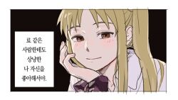  1girl bad_id bad_twitter_id black_background blonde_hair bocchi_the_rock! brown_eyes collared_shirt commentary_request glub000 hand_on_own_chin head_rest ijichi_nijika inactive_account korean_commentary korean_text long_hair portrait shirt side_ponytail smile solo translation_request white_shirt 