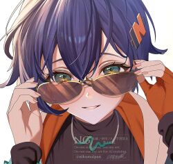  1girl belle_(zenless_zone_zero) black_shirt blue_hair commentary_request crossed_bangs fingerless_gloves gloves green_eyes hair_between_eyes hair_ornament letter_hair_ornament looking_at_viewer nikumaipan orange_gloves parted_lips portrait shirt short_hair simple_background single_fingerless_glove smile solo sunglasses teeth twitter_username upper_body white_background zenless_zone_zero 