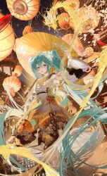  1girl :d absurdly_long_hair absurdres ahoge aqua_eyes aqua_hair chinese_clothes detached_sleeves dress fireworks floral_print flower hair_between_eyes hair_flower hair_ornament hanfu hatsune_miku highres holding holding_umbrella lantern long_hair long_sleeves looking_at_viewer night night_sky oil-paper_umbrella open_mouth outdoors paper_lantern see-through_clothes see-through_sleeves shawl sky smile solo tassel tattoo twintails umbrella very_long_hair vocaloid white_dress white_flower wide_sleeves xiang_tui_tui 