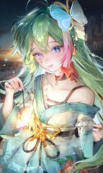  1girl blue_eyes bow braid bug butterfly butterfly_hair_ornament choker closed_mouth collarbone commentary_request fireworks green_hair hair_ornament highres holding i.chi insect japanese_clothes kimono long_hair looking_at_viewer multicolored_hair night night_sky off_shoulder original pink_hair red_bow sensitive sky smile solo sparkler 