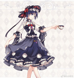  1boy alternate_costume argyle_background black_bow black_dress black_hat black_ribbon blunt_ends bow bowtie chinese_commentary crossdressing cup dress dress_flower eyeliner feet_out_of_frame flower frilled_shirt_collar frills gem genshin_impact hat hat_flower hat_ribbon holding holding_cup layered_dress lolita_fashion looking_ahead makeup male_focus medium_dress parted_bangs petticoat picture_hat purple_eyes purple_gemstone purple_hair red_eyeliner red_flower red_rose ribbon rose scaramouche_(genshin_impact) shirt short_hair skirt_hold smile solo standing strapless strapless_dress teacup three-quarter_sleeves three_quarter_view white_background white_bow white_bowtie white_flower white_ribbon white_rose white_shirt xiao_xiao_zuowen 