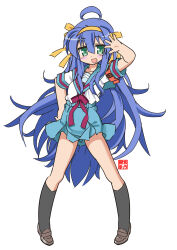  1girl antenna_hair armband artist_logo black_socks blue_sailor_collar blue_skirt blush brown_shoes collarbone cosplay crossover female_focus full_body green_eyes hairband hand_on_own_hip highres hirano_aya izumi_konata kita_high_school_uniform kneehighs loafers logo long_hair lucky_star mochimiya_hocchi open_mouth red_armband sailor_collar scene_reference school_uniform serafuku shirt shoes simple_background skirt socks solo suzumiya_haruhi suzumiya_haruhi_(cosplay) suzumiya_haruhi_no_yuuutsu voice_actor_connection white_background white_shirt yellow_hairband 