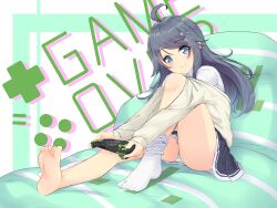1girl absurdres ahoge barefoot black_hair blue_eyes blush closed_mouth collared_shirt english_text eyelashes feet green_background green_panties hair_ornament hairclip handheld_game_console head_tilt highres holding inohara_koboshi knee_up long_hair looking_at_viewer no_shoes off_shoulder on_bed ongeki panties pleated_skirt samiko school_uniform shirt single_sock sitting skirt smile socks soles solo striped_clothes striped_panties swept_bangs thighs toes underwear white_panties white_shirt white_socks rating:Sensitive score:14 user:danbooru