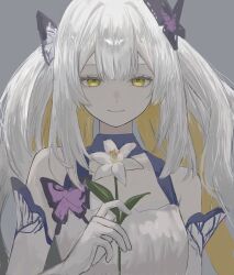  1girl blonde_hair bug butterfly butterfly_hair_ornament butterfly_ornament colored_inner_hair fate/grand_order fate_(series) flower grey_background hair_ornament highres holding holding_flower insect marie_antoinette_(fate) marie_antoinette_alter_(fate) multicolored_hair rurubusandayo simple_background smile solo twintails two-tone_hair upper_body white_hair yellow_eyes 