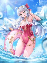  1girl ahoge bare_shoulders blue_sky bow breasts carlotta_(wuthering_waves) casual_one-piece_swimsuit collarbone commentary cutout_above_navel day frilled_one-piece_swimsuit frills green_eyes grey_hair hair_bow hand_up highleg highleg_one-piece_swimsuit highres holding holding_swim_ring innertube jewelry long_hair looking_at_viewer medium_breasts necklace off-shoulder_one-piece_swimsuit off_shoulder one-piece_swimsuit open_mouth outdoors parted_bangs pink_bow pink_one-piece_swimsuit sky smile solo striped_bow swim_ring swimsuit teeth thighs upper_teeth_only wading wuthering_waves yuheng-art 
