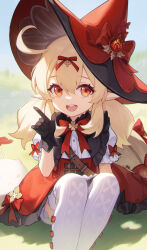  1girl absurdres black_gloves blonde_hair blue_sky blurry blurry_background bow bowtie clover_brooch commentary_request day feet_out_of_frame genshin_impact gloves hair_between_eyes hat highres index_finger_raised klee_(blossoming_starlight)_(genshin_impact) klee_(genshin_impact) knees_up long_hair looking_at_viewer low_twintails official_alternate_costume on_ground open_mouth outdoors pointy_ears pyro_symbol_(genshin_impact) red_bow red_bowtie red_eyes red_hat shali short_sleeves sitting sky solo teeth thighhighs twintails upper_teeth_only vision_(genshin_impact) white_thighhighs witch_hat 