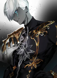  1boy armor black_shirt blue_eyes colored_skin dark-skinned_male dark_skin earrings fate/grand_order fate_(series) grey_background grey_skin hair_over_one_eye highres indian_clothes indra_(fate) jewelry lightning_bolt_facial_mark looking_at_viewer male_focus one_eye_covered pauldrons shirt short_hair shoulder_armor simple_background single_pauldron smile solo sow_graden429 upper_body white_hair 