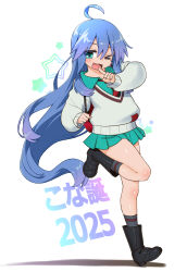  1girl ;d ahoge alternate_costume amate_yuzuriha amate_yuzuriha_(cosplay) ankle_boots aqua_shirt aqua_skirt bag birthday_connection black_boots blue_hair boots cardigan collared_shirt cosplay dated diagonal-striped_clothes diagonal-striped_necktie full_body green_eyes grey_socks gundam gundam_gquuuuuux hair_between_eyes highres izumi_konata kogaku_kazuya long_hair long_sleeves looking_at_viewer lucky_star miniskirt necktie one_eye_closed open_mouth pointing shiny_skin shirt simple_background skirt smile socks standing standing_on_one_leg star_(symbol) striped_clothes very_long_hair white_background white_cardigan 