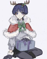  1boy alternate_costume antlers arm_at_side arm_support black_boots black_gloves black_pantyhose black_shorts blunt_ends boots box capelet christmas eyeliner eyeshadow fake_horns fur-trimmed_capelet fur-trimmed_gloves fur_trim genshin_impact gift gift_box gloves grey_shirt grey_sleeves hairband highres horns light_blush looking_at_viewer makeup male_focus mistletoe_hair_ornament open_mouth pantyhose purple_eyes purple_hair purple_pupils red_capelet red_eyeliner red_eyeshadow red_hairband reindeer_antlers ribbed_sleeves scaramouche_(genshin_impact) sgm618 shirt shorts sitting solo white_background white_mouth wispy_bangs 