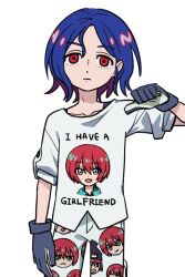  1boy amate_yuzuriha aqua_eyes blue_hair colored_inner_hair cowboy_shot english_text gloves gundam gundam_gquuuuuux highres hixyon looking_at_viewer male_focus multicolored_hair pointing pointing_at_self print_shirt purple_hair red_eyes red_hair shirt short_hair shuji_ito simple_background solo two-tone_hair white_background white_shirt 