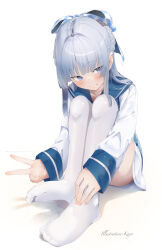  1girl absurdres artist_name blue_bow blue_eyes blue_sailor_collar blush bow braid closed_mouth convenient_leg eyelashes feet full_body grey_hair hair_bow hair_intakes highres irodorimidori kisaragi_yaya knees_up kobotoke_nagi long_hair long_sleeves no_shoes sailor_collar school_uniform shadow shirt sidelocks signature simple_background sitting sleeves_past_wrists soles solo thighhighs toe_scrunch toes v white_background white_shirt white_thighhighs 