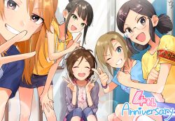  anniversary armband blue_shirt brown_eyes brown_hair domyoji_karin double_v drawstring glasses glint green_eyes hamaguchi_ayame happy highres idolmaster idolmaster_cinderella_girls idolmaster_cinderella_girls_starlight_stage jacket leggings looking_at_viewer one_eye_closed open_mouth orange_hair saejima_kiyomi safety_pin shirt short_sleeves smile squatting tada_riina toyosaka v wristband yuuki_haru 