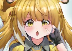 1girl animal_ears blonde_hair colored_inner_hair green_eyes highres ju_fufu long_hair looking_at_viewer manbou_(wjxj5237) multicolored_hair open_mouth shirt solo tail tiger_ears tiger_girl tiger_tail upper_body white_hair zenless_zone_zero