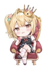 1girl ahoge black_skirt blonde_hair blush bow bowtie braid brown_eyes buttons chibi chibi_only clothes_around_waist collared_shirt crossed_legs crown hair_ornament hairclip hand_up jewelry kneehighs medium_hair mini_crown miyamae_nonoa momoko_(momopoco) necklace novel_illustration official_art one_side_up parted_lips pink_scrunchie pleated_skirt red_bow red_bowtie school_uniform scrunchie seiren_academy_school_uniform shirt short_sleeves sidelocks simple_background sitting sitting_on_throne skirt smug socks solo star_(symbol) star_hair_ornament throne tokidoki_bosotto_roshia-go_de_dereru_tonari_no_alya-san vest white_background white_socks wrist_scrunchie