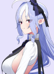 1girl ahoge black_bow bow breasts commentary drill_hair earrings from_side hair_bow highres jewelry kikata_(hata_nanokana) large_breasts long_hair looking_to_the_side mole mole_under_eye multicolored_hair one_side_up pointy_ears purple_background purple_hair red_eyes simple_background smile solo streaked_hair stud_earrings two-tone_hair upper_body vivian_(zenless_zone_zero) white_hair zenless_zone_zero