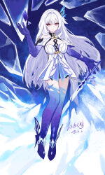 1girl absurdres bare_shoulders breasts cleavage cleavage_cutout closed_mouth clothing_cutout dress elbow_gloves facing_viewer genshin_impact gloves high_heels highres large_breasts long_hair looking_at_viewer multicolored_dress purple_dress purple_gloves purple_thighhighs red_eyes short_dress skirk_(genshin_impact) solo standing thighhighs turtleneck turtleneck_dress very_long_hair white_dress white_hair yitai_zhi_meng