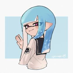1girl blue_hair closed_mouth commentary english_commentary eyes_visible_through_hair highres inkling inkling_girl inkling_player_character long_hair looking_at_viewer nintendo pink_eyes pointy_ears sailor_collar sailor_shirt shirt smile solo splatoon_(series) splatoon_3 tentacle_hair waving yake_zake