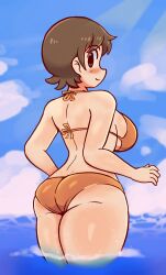 Rule 34 | 1girl, aioi yuuko, ass, bikini, blue sky, blush, breasts, brown eyes, brown hair, closed mouth, cloud, cloudy sky, dozo gon, from behind, highres, huge breasts, looking at viewer, nichijou, orange bikini, outdoors, sideboob, sky, solo, swimsuit, thick thighs, thighs, water