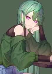 1girl alternate_costume arm_warmers denim denim_shorts green_background green_hair green_shirt hair_between_eyes head_rest highres long_hair looking_at_viewer mizu_(sui) off-shoulder_shirt off_shoulder parted_bangs puffy_sleeves purple_eyes round_table shirt shorts simple_background smile solo table virtual_youtuber vspo! wooden_table yakumo_beni