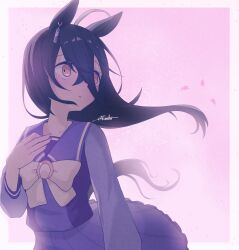 1girl a4_(a4_eishi) absurdres ahoge animal_ears black_hair bow bowtie character_name closed_mouth commentary_request ear_tag earrings floating_hair hair_between_eyes hand_on_own_chest hand_up highres horse_ears horse_girl horse_tail jewelry long_bangs long_hair long_hair_between_eyes long_sleeves manhattan_cafe_(umamusume) multicolored_hair pleated_skirt purple_sailor_collar purple_shirt purple_skirt sailor_collar shirt shirt_tucked_in single_earring skirt solo tail umamusume very_long_hair white_bow white_bowtie white_hair yellow_eyes