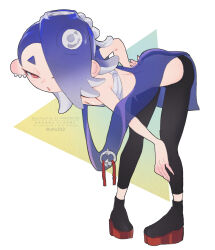 1girl artist_name asymmetrical_hair bare_shoulders black_leggings black_socks blue_hair breasts cephalopod_eyes chest_sarashi cleavage commentary earrings eyeliner full_body hair_over_one_eye hand_on_own_hip hand_on_own_knee highres horizontal_pupils jewelry leaning_forward leggings long_hair makeup nintendo octoling okobo open_mouth platform_sandals poncho red_eyeliner red_eyes red_sandals sandals sarashi see-through_clothes shiver_(deep_cut_outfit)_(splatoon) shiver_(splatoon) short_eyebrows small_breasts socks solo splatoon_(series) splatoon_3 standing suction_cups symbol-only_commentary tentacle_hair tooth_earrings utfu333 watermark