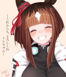 1girl black_shirt blunt_bangs blush breasts closed_eyes commentary_request grey_background grin hair_ribbon highres hisagi_(hisagi00) horse_girl jacket large_breasts medium_hair multicolored_hair red_ribbon ribbon roots_(hair) shirt simple_background smile solo transcend_(umamusume) translation_request umamusume upper_body white_jacket