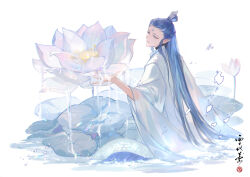 1boy ao_bing_(nezha_zhi_motong_jiangshi) blue_eyes blue_hair chinese_clothes chinese_commentary cowboy_shot dragon_boy dragon_horns dragon_tail eastern_dragon_horns eastern_dragon_tail expressionless facial_mark flower forehead_mark from_behind gradient_flower half-closed_eyes hanfu holding_water horns long_hair long_sleeves looking_at_flowers looking_to_the_side lotus lotus_leaf male_focus nezha_zhi_motong_jiangshi parted_lips pink_flower pointy_ears robe seal_impression solo tail three_quarter_view topknot turtleneck wading water white_background white_flower white_hanfu white_lotus white_robe wide_sleeves xiao_guan_(headdress) xuedaixun