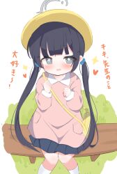 +_+ 1girl applemint bag bench black_hair blue_archive blush child confession grey_eyes grey_halo hair_bobbles hair_ornament halo hat heart highres kindergarten_uniform kisaki_(blue_archive) kisaki_(kindergarten_uniform)_(blue_archive) long_hair long_sleeves looking_at_viewer low_twintails pink_shirt pleated_skirt school_hat shirt simple_background sitting skirt smile solo twintails yellow_hat