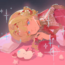 1girl apple blonde_hair blue_eyes braid braided_bangs brown_dress cloak closed_mouth dress food fruit grey_background hand_up highres kiperina kubing_aaa long_hair looking_at_viewer lying neckerchief on_side red_cloak red_neckerchief reverse:1999 smile solo sparkle upper_body