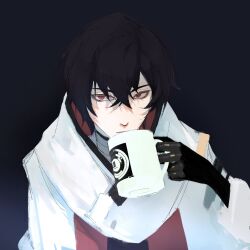 1boy asimov_(pgr) black_background black_gloves black_hair coat crossed_bangs cup diee0312 gloves hair_between_eyes high_collar highres holding holding_cup lab_coat looking_at_viewer male_focus medium_hair mug punishing:_gray_raven red_eyes sidelocks solo surcoat white_coat