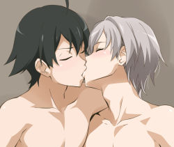 2boys ahoge bare_shoulders black_hair blush completely_nude couple closed_eyes hikigaya_hachiman hug kiss male_focus manatsu_no_yo_no_inmu multiple_boys nude parody short_hair silver_hair totsuka_saika yahari_ore_no_seishun_lovecome_wa_machigatteiru. yaoi youkan
