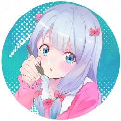 1girl anxflower blue_eyes blush bow collarbone eromanga_sensei hair_bow holding holding_pen izumi_sagiri long_hair long_sleeves looking_at_viewer open_mouth pen pink_bow pink_hair round_image silver_hair solo upper_body white_background