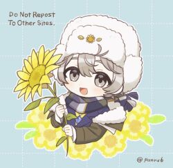 1boy :d avgust_(reverse:1999) blazer blue_background blue_jacket coat cropped_torso english_text flower grey_coat grey_eyes grey_hair grey_scarf grid_background hat holding holding_flower jacket jewelry male_focus open_mouth panri pendant reverse:1999 scarf short_hair smile solo sunflower twitter_username upper_body ushanka white_hat yellow_flower