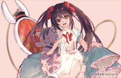 1girl absurdres alice&#039;s_adventures_in_wonderland alice_(alice_in_wonderland) alice_(alice_in_wonderland)_(cosplay) alternate_costume apron blue_dress bow brown_hair clothes_lift cosplay date_a_live dress dress_lift hair_bow highres lanmeiweiguhai3 lifting_own_clothes looking_at_viewer open_mouth red_bow red_eyes smile solo tokisaki_kurumi white_apron yellow_eyes