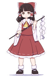 1girl absurdres ascot bare_shoulders blunt_bangs bow brown_eyes brown_hair brown_shoes closed_mouth collared_shirt commentary contrast_collar detached_sleeves frilled_ascot frilled_bow frilled_hair_tubes frilled_skirt frills full_body gohei hair_bow hair_tubes hakurei_reimu highres holding holding_gohei kame_(kamepan44231) looking_at_viewer medium_hair pleated_skirt red_bow red_skirt ribbon-trimmed_sleeves ribbon_trim shirt shoes sidelocks simple_background skirt skirt_set sleeveless sleeveless_shirt smile socks solo standing touhou white_background white_sleeves white_socks yellow_ascot
