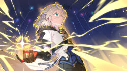 1boy albedo_(genshin_impact) black_gloves blonde_hair blue_eyes blue_shirt chain closed_mouth coat genshin_impact gloves grey_hair hair_between_eyes highres hood hooded_coat male_focus night night_sky scar scar_on_neck shirt short_sleeves sky solo sparkle tiny_(0v0) vision_(genshin_impact) white_coat