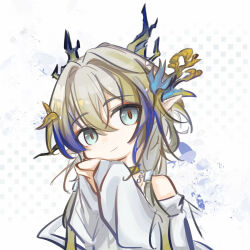 1girl ambience_synesthesia aqua_eyes arknights bare_shoulders blonde_hair blue_hair bucunzaidexorry chibi chibi_only chinese_commentary choker closed_mouth commentary_request dragon_girl dragon_horns grey_hair hair_between_eyes highres horns jacket light_smile long_hair long_sleeves looking_at_viewer off_shoulder official_alternate_costume own_hands_together partial_commentary pointy_ears shu_(arknights) shu_(bingwenyuyou)_(arknights) solo white_jacket yellow_choker
