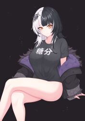 1girl absurdres alternate_costume bare_legs black_coat black_hair black_shirt breasts closed_mouth coat feet_out_of_frame fur-trimmed_coat fur_trim hair_ornament highres hololive hololive_english large_breasts long_hair looking_at_viewer multicolored_hair no_pants shiori_novella shirt short_sleeves sitting smile solo split-color_hair t-shirt thighs tsubame_tien two-tone_hair virtual_youtuber white_hair yellow_eyes