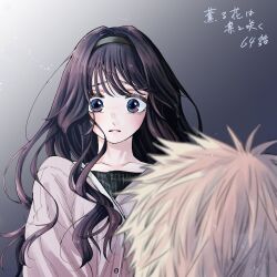 1boy 1girl absurdres black_hair black_hairband blonde_hair blue_eyes blush collarbone commentary_request frown furrowed_brow grey_background hairband highres kaoru_hana_wa_rin_to_saku long_hair looking_at_another looking_at_viewer mikami_saka official_art parted_lips pink_shirt shirt simple_background translation_request tsumugi_rintarou waguri_kaoruko