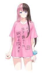 1girl absurdres blue_eyes blue_scrunchie bokuhakiyoshi breasts brown_hair clenched_hand closed_mouth commentary_request cropped_legs frown highres jewelry long_hair looking_at_viewer medium_breasts multicolored_hair necklace pink_hair pink_shirt scrunchie shirt short_shorts short_sleeves shorts simple_background solo split-color_hair t-shirt tachibana_hinano tachibana_hinano_(5th_costume) translation_request two-tone_hair virtual_youtuber vspo! white_background wrist_scrunchie