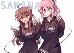 2girls ahoge beize_(garbage) black_hoodie blue_eyes blush brown_eyes brown_hair chiyoda_momo clothes_writing curled_horns demon_girl demon_horns demon_tail hair_ornament hairclip hood hood_down hoodie horns long_hair long_sleeves machikado_mazoku matching_outfits multiple_girls open_mouth pink_hair ponytail short_hair sidelocks tail tail_wrap v white_string yoshida_yuuko_(machikado_mazoku) yuri